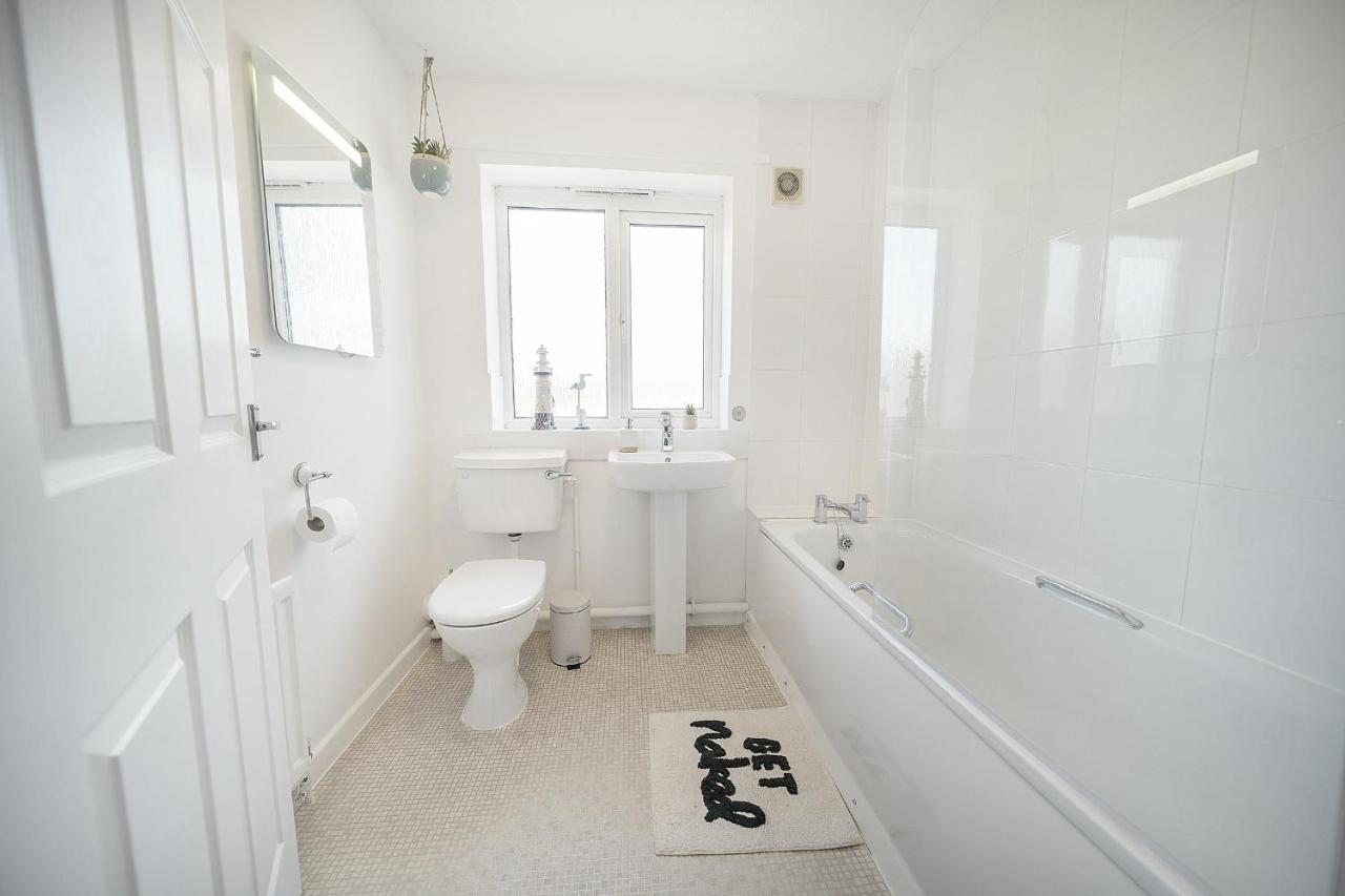 Stylish 3 Bed House, Large Garden, Parking, Wifi - Esho Stays Coventry Eksteriør bilde