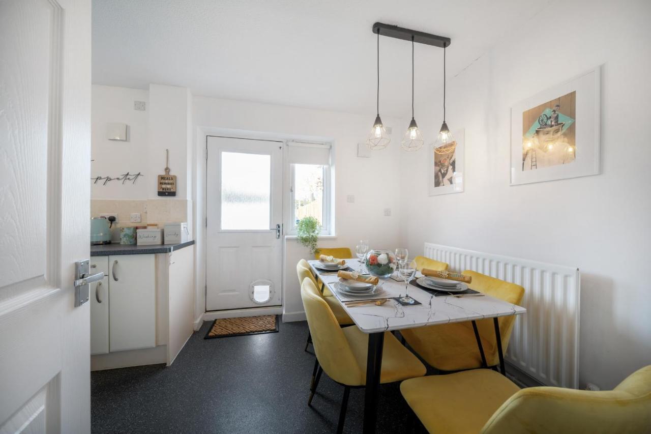 Stylish 3 Bed House, Large Garden, Parking, Wifi - Esho Stays Coventry Eksteriør bilde