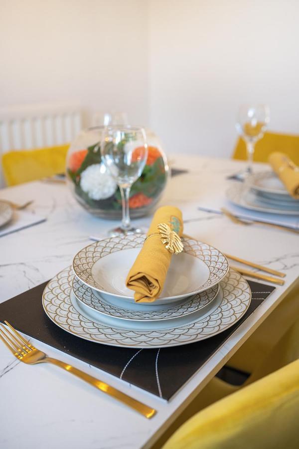 Stylish 3 Bed House, Large Garden, Parking, Wifi - Esho Stays Coventry Eksteriør bilde