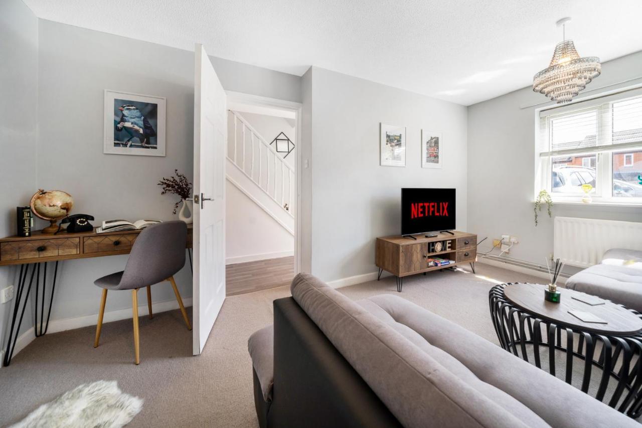Stylish 3 Bed House, Large Garden, Parking, Wifi - Esho Stays Coventry Eksteriør bilde